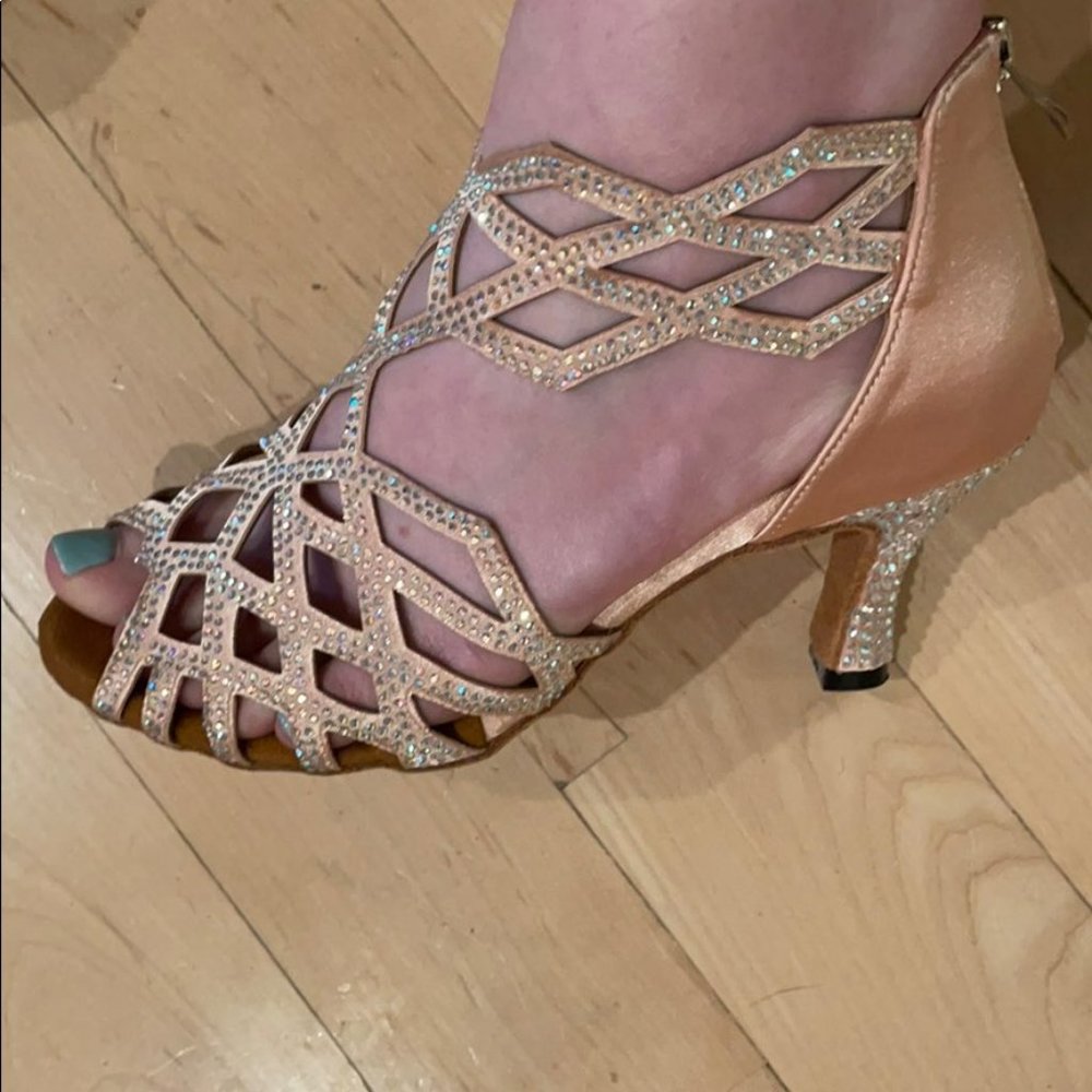 WUAILIM Women Rhinestone Dance Shoes Latin Salsa Bachata NEW IN BOX Beige